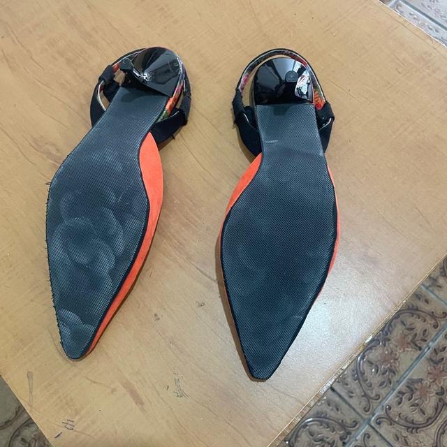 Sapatos de salto com sola nova
