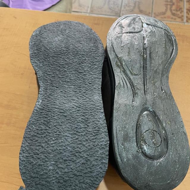 Solas de tênis no balcão